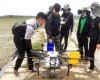 Chuẩn bị phun thuốc trên cánh đồng lúa giống ở xã Đại Phong (Đại Lộc) bằng thiết bị bay drone. Ảnh: K.K