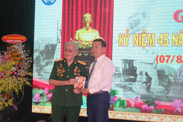 ​​​​​​​Đại tá Hồ Hữu Lạn tặng cuốn sách Hồi Ký cho lãnh đạo huyện Đại Lộc